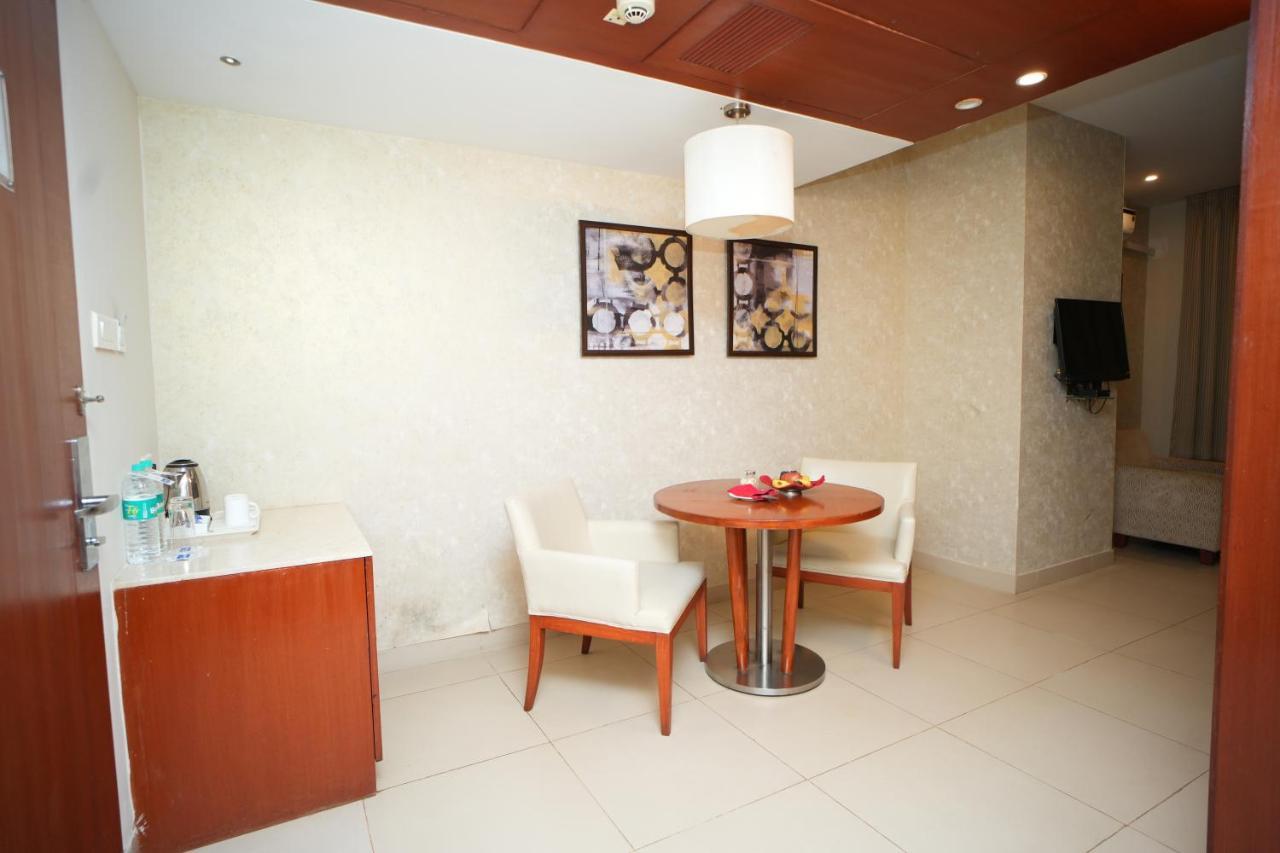 ซิเอสต้า ไฮเทค โฮเต็ล Hotel ไฮเดอราบัด ภายนอก รูปภาพ